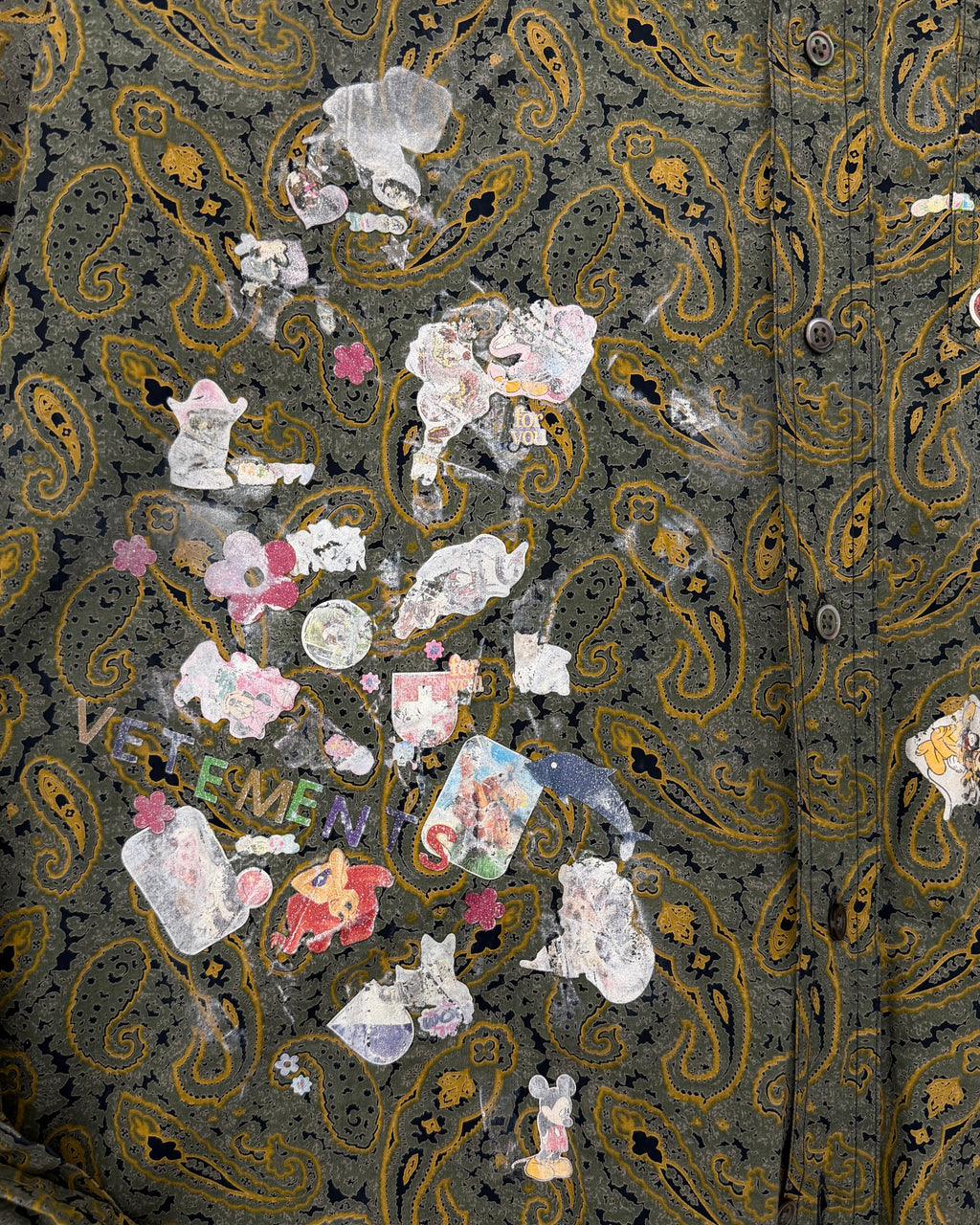 VETEMENTS FW19 ALL-OVER PAISLEY STICKER OVERSIZED SHIRT
