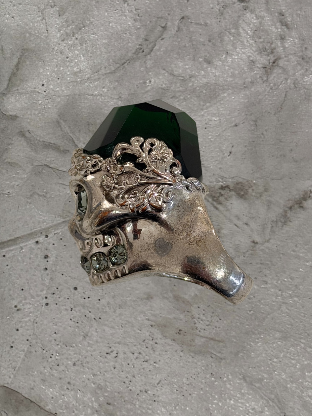 ALEXANDER MCQUEEN GREEN FACETED GLASS SKULL RING