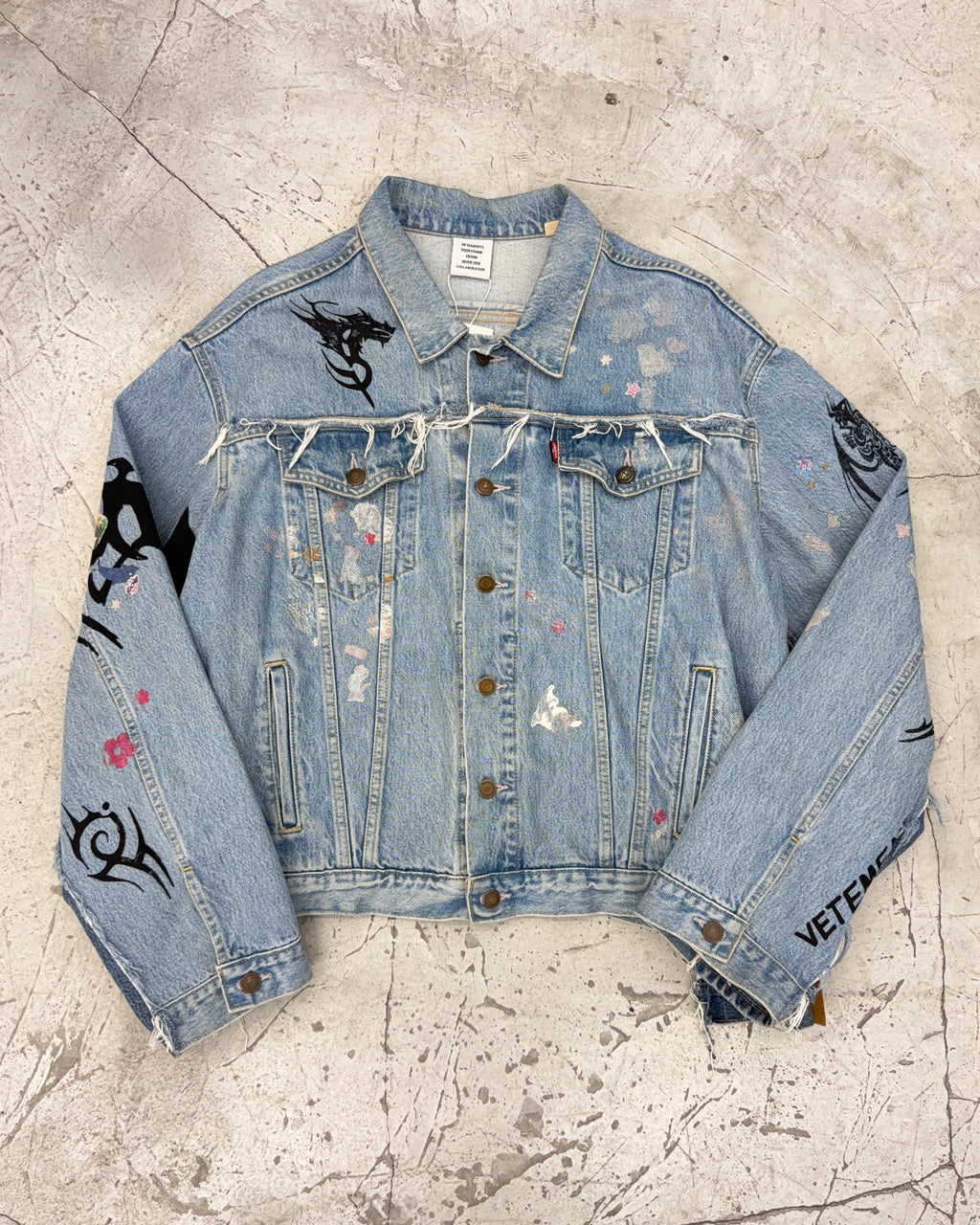 LEVIS X VETEMENTS FW18 TRIBAL STICKER DENIM JACKET