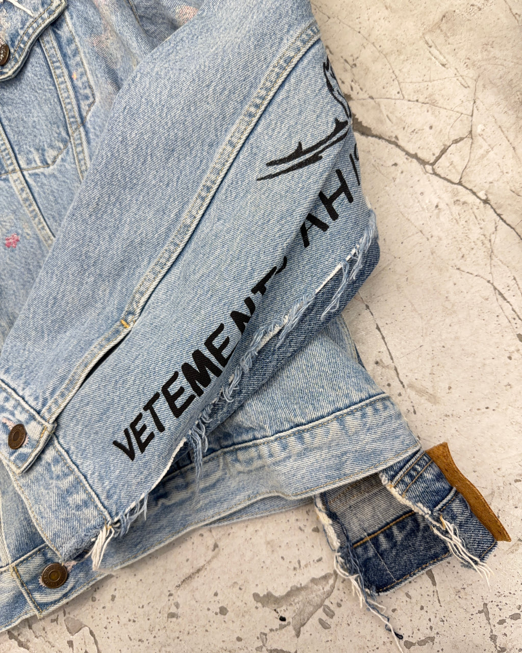 LEVIS X VETEMENTS FW18 TRIBAL STICKER DENIM JACKET