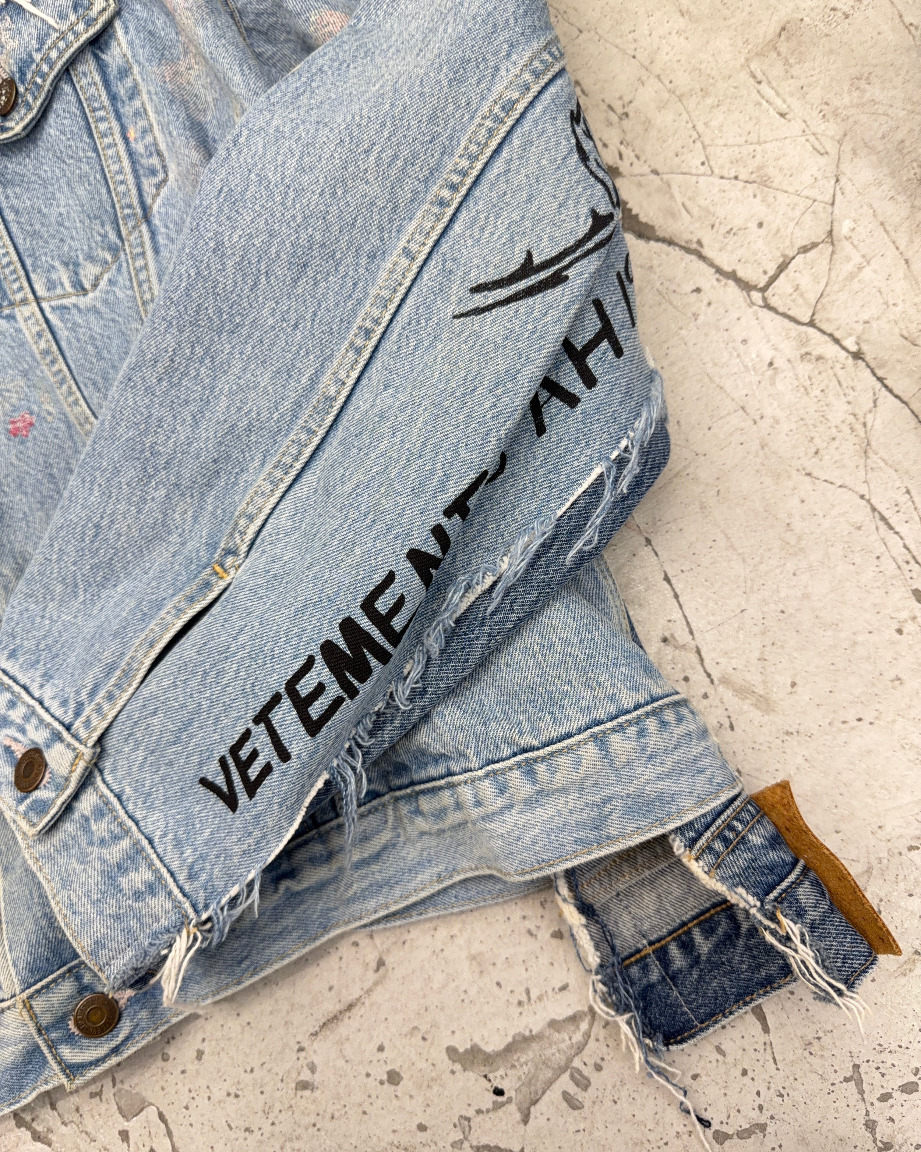 LEVIS X VETEMENTS FW18 TRIBAL STICKER DENIM JACKET